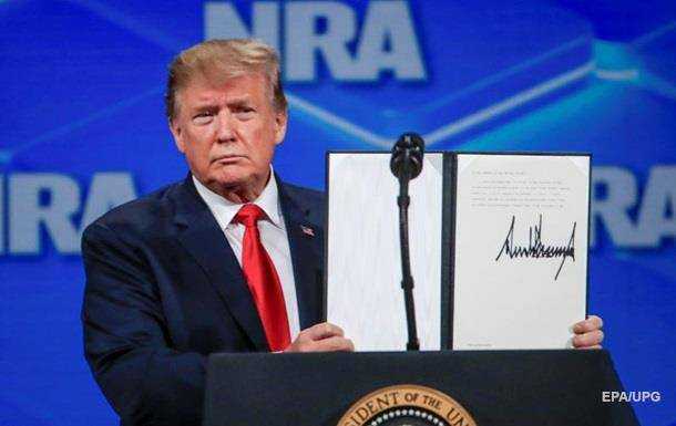 У Трампа кинули смартфоном