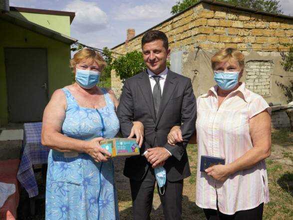 Зеленский раздал жителям Херсонской области лекарства и пенсии