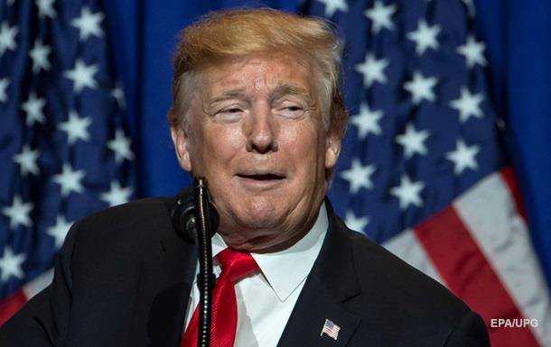 На выступлении Трампа заметили человека в костюме кирпичной стены