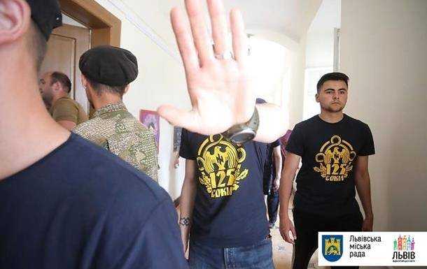 Во Львове три человека пострадали при штурме горсовета