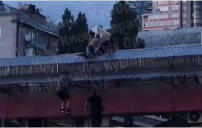 В центре Киева мужчина подрался с полицейскими на крыше рынка