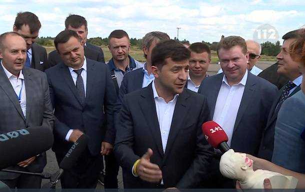 Зеленский не принял в подарок свой гипсовый бюст