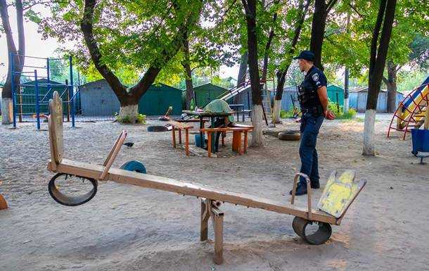 В Днепре на детской площадке нашли мертвого мужчину в зеленке
