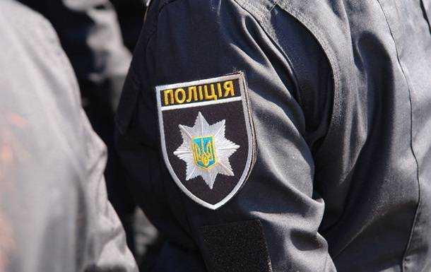 На четырех детей в Житомире упал рекламный баннер