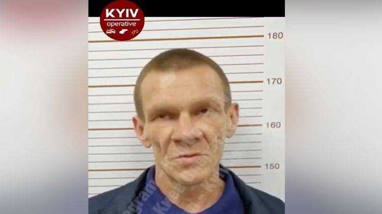 В Киеве арестовали мужчину, который набрасывал на женщин сзади ремень.