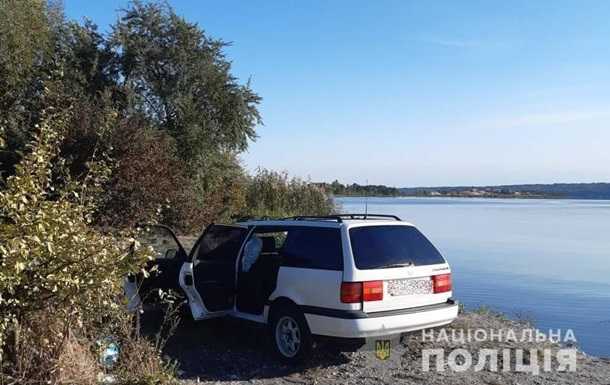 Под Киевом мужчина утонул вместе с авто