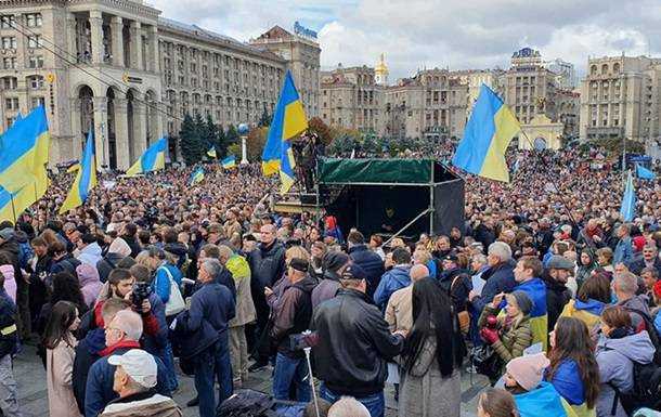 Протестующие с Майдана пришли на Банковую