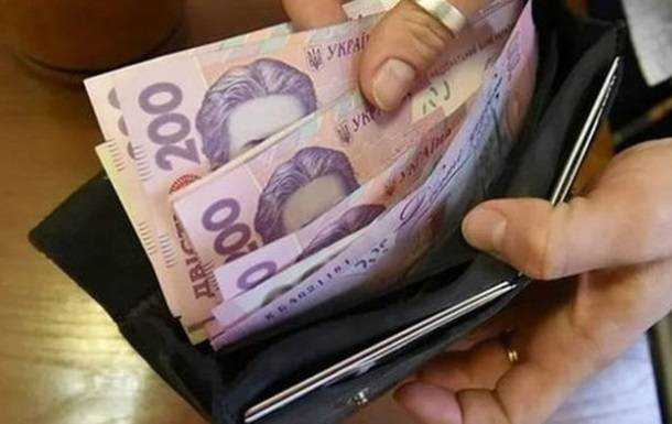 Зарплаты "в конвертах" получают почти половина работающих украинцев