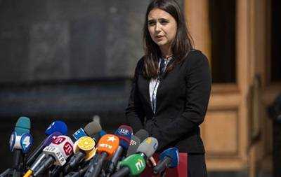 Мендель снова толкнула журналиста