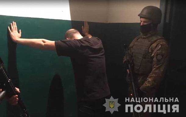 Конвоиры устраивали заключенным развлечения в подвале суда