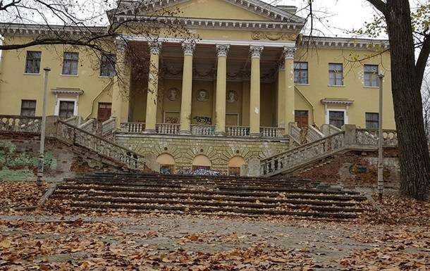 В сети появились фото разваливающегося Потемкинского дворца в Днепре
