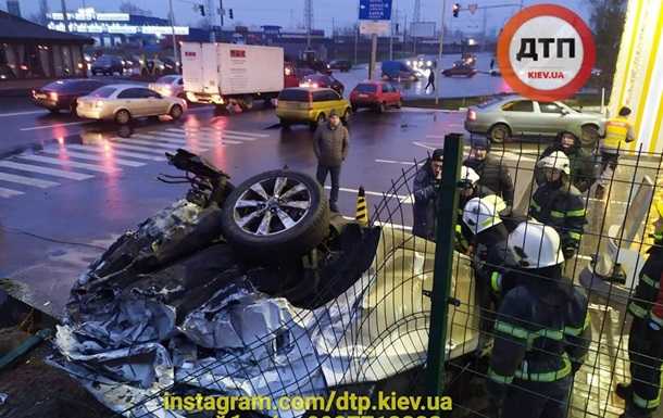 ДТП в Киеве: авто перевернулось на крышу возле АЗС