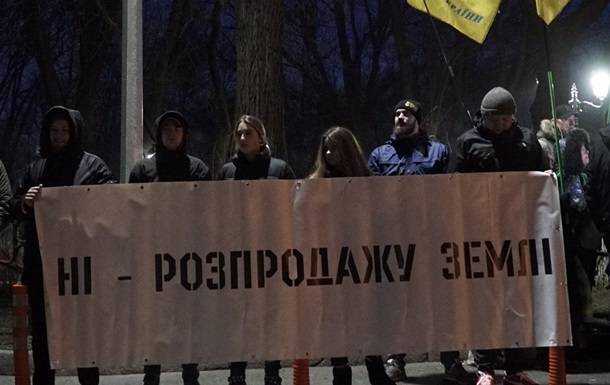Активисты пришли к дому Зеленского из-за рынка земли