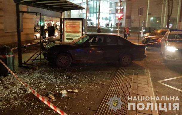 Во Львове водитель без прав въехал в остановку, есть жертвы