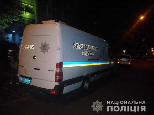 В центре Киева неизвестные выстрелили в здание из гранатомета