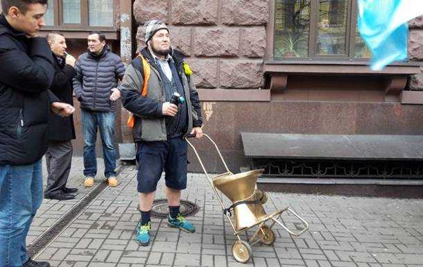 Под офис ГБР привезли "коррупционный унитаз Порошенко"