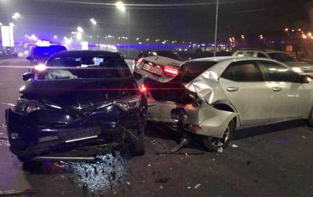 В Киеве на мосту столкнулись пять авто