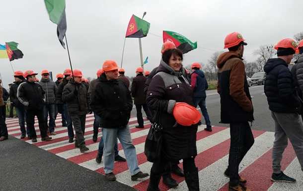 Шахтерам погасили часть долга по зарплате