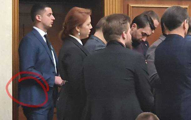 Народные депутаты заявили о вооруженном человеке в зале Рады