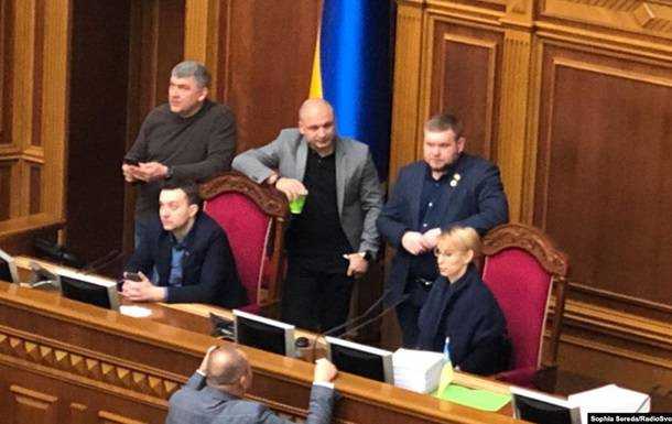 "Слуги народа" "охраняют" трибуну и президиум Верховной Рады