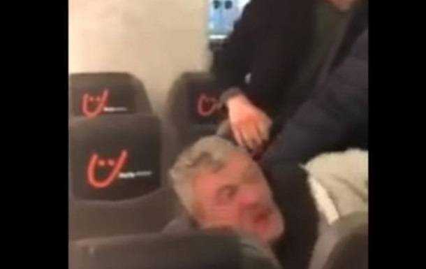 Пьяного пассажира избили в самолете во Львове