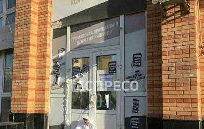 В Киевсовете залили монтажной пеной дверь в приемную депутатов