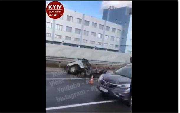 Под Киевом легковой автомобиль разорвало пополам. 18+