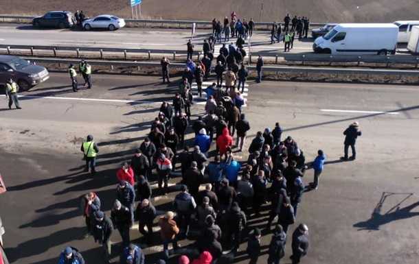 Протестующие перекрыли  трассу под Уманью