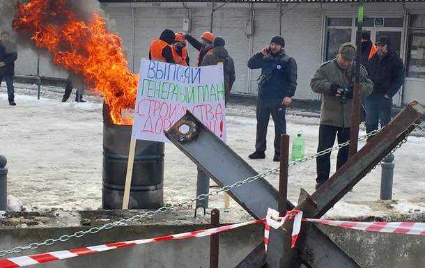 На Харьковском рынке построили баррикады и жгут шины
