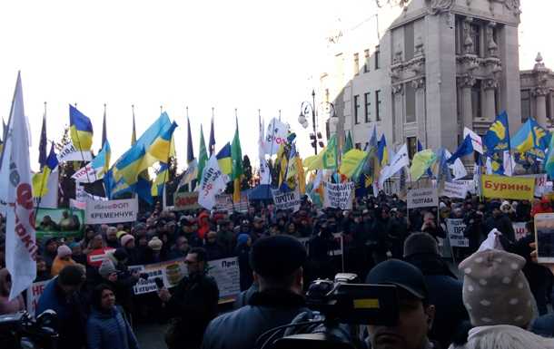 Под Офис президента стягивают автозаки, охрана усилена