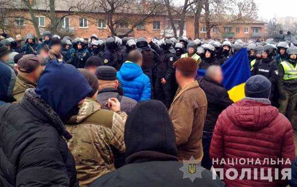 Протесты против эвакуированных с Уханя: в дело пошли БТРы