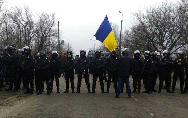 В Новых Санжарах протестующие жгут шины