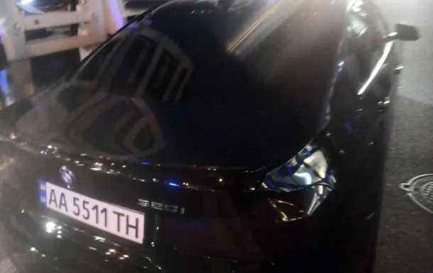 В Киеве эвакуатор увез авто с детьми в салоне