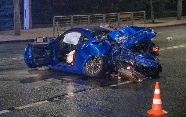 В Киеве Subaru на огромной скорости влетел в столб, есть жертвы