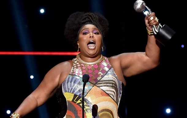 Пышнотелая Lizzo станцевала тверк в купальнике