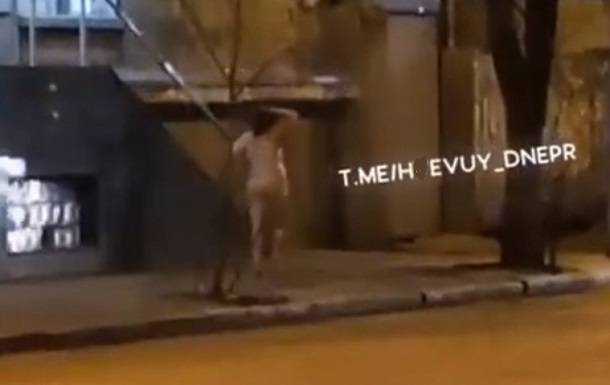 По Днепру 8 марта гуляла голая женщина