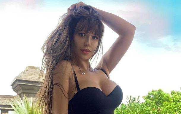 Модель Playboy ищет пару на время карантина