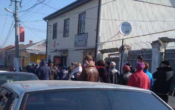 В Первомайске образовалась километровая очередь к открывшемуся рынку