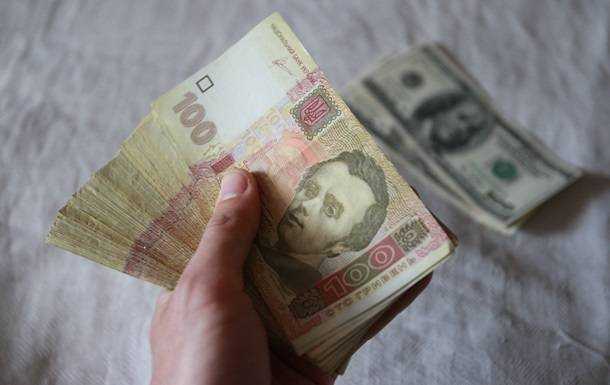Наличный доллар продолжает дешеветь после выходных