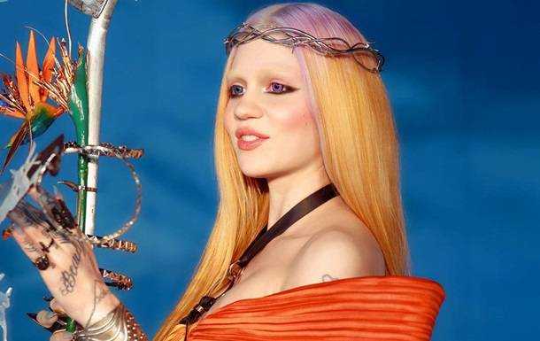 Беременная певица Grimes впервые опробовала трехразовое питание