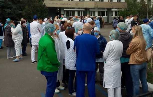 Без денег и защиты. Почему протестуют медики