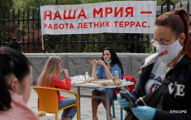 Рестораторы организовали "летнюю террасу" у Офиса президента