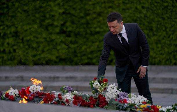 Зеленский возложил цветы к Вечному огню