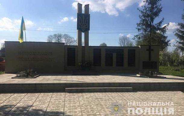 В Тернопольской области мужчина сжег красно-черный флаг