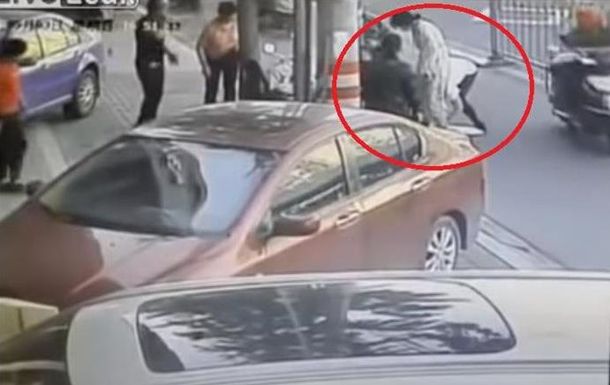 Женщина в Китае родила стоя посреди улицы