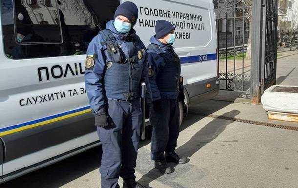 В Киеве мотоциклист сбил копа и протащил его по дороге