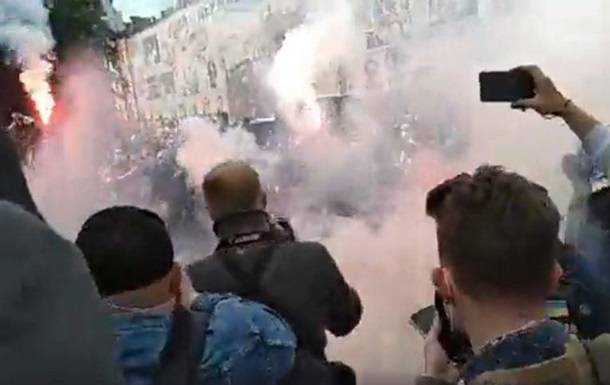 Сторонники Стерненко жгут файеры у здания СБУ