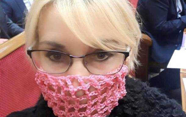 "Слуга народа" пришла в Раду в вязаной маске