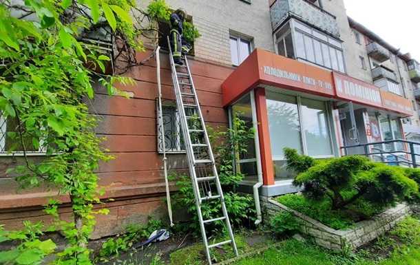 В Ровно 80-летняя женщина спускалась из квартиры по веревке