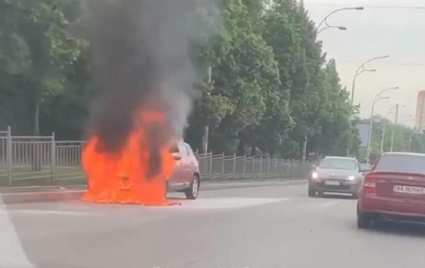 В Киеве на ходу загорелось авто